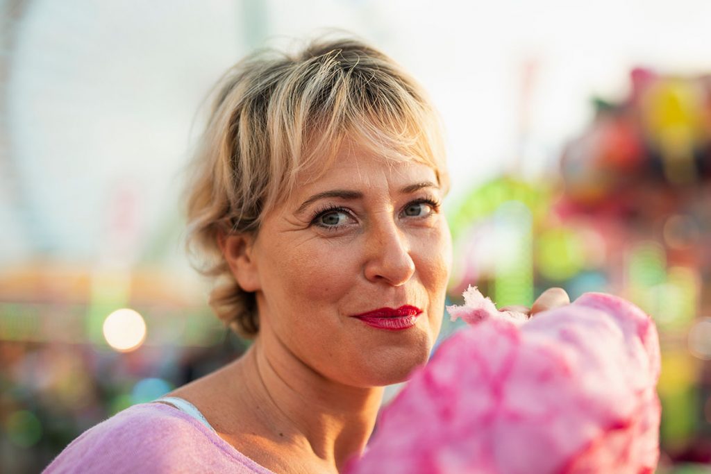 A expectativa de chegar aos 50 anos, pode deixar muitas pessoas felizes e outras tristes. Será que isso se deve ao pré-conceito em relação ao envelhecimento. Vamos descobrir?