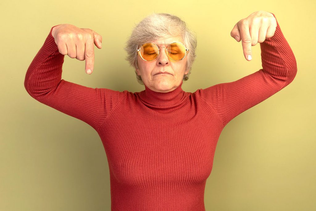 Com a chegada da terceira idade, o corpo sofre modificações. A massa muscular atrofia e perde fibras musculares, o que resulta na perda de peso, medidas e força muscular, conhecida como sarcopenia. Há também a infiltração de gordura entre as fibras musculares, que favorece a flacidez e torna os músculos mais fracos e sem força. A prática regular de exercícios físicos, desde a juventude, lentifica esse processo.